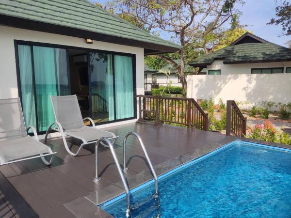 Phi Phi Holiday Resort : photo 2 de la chambre hébergement premier - côté plage - piscine