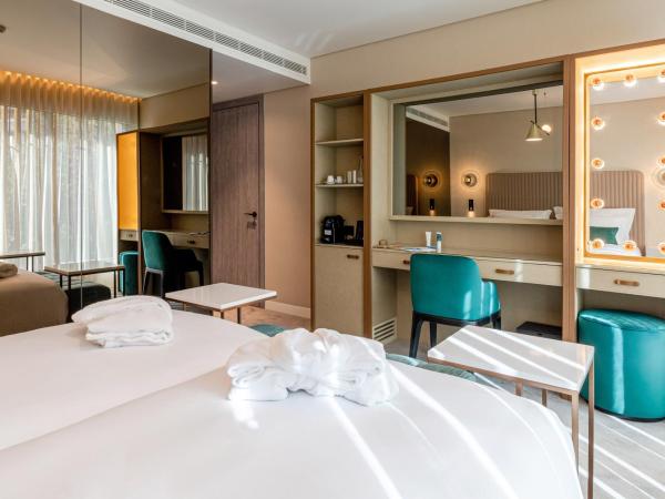 LUSTER Hotel : photo 5 de la chambre chambre lits jumeaux - vue sur ville