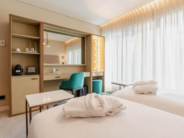 LUSTER Hotel : photo 3 de la chambre chambre lits jumeaux - vue sur ville