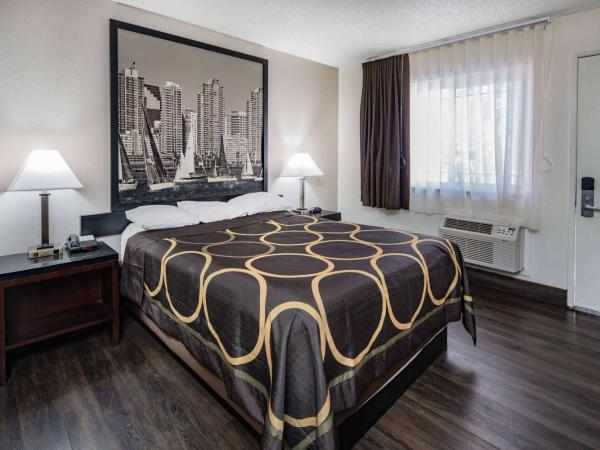 Super 8 by Wyndham San Diego Hotel Circle : photo 5 de la chambre chambre lit queen-size