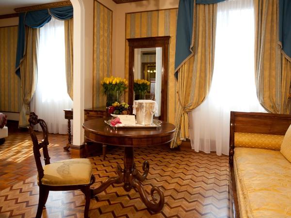 Due Torri Hotel : photo 4 de la chambre suite junior