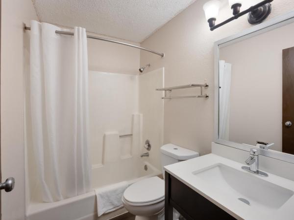 Rodeway Inn : photo 4 de la chambre chambre lit king-size standard - non-fumeurs