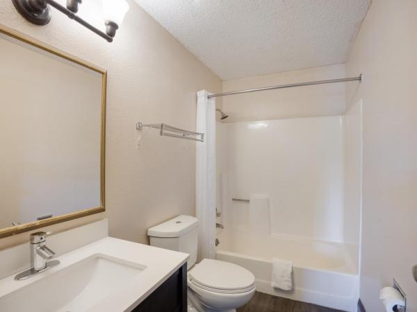 Rodeway Inn : photo 5 de la chambre chambre lit king-size standard - non-fumeurs