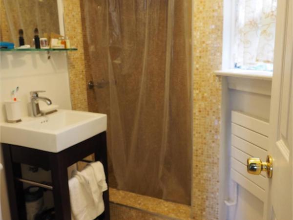 Incentra Village Hotel : photo 9 de la chambre studio washington avec grand lit et kitchenette