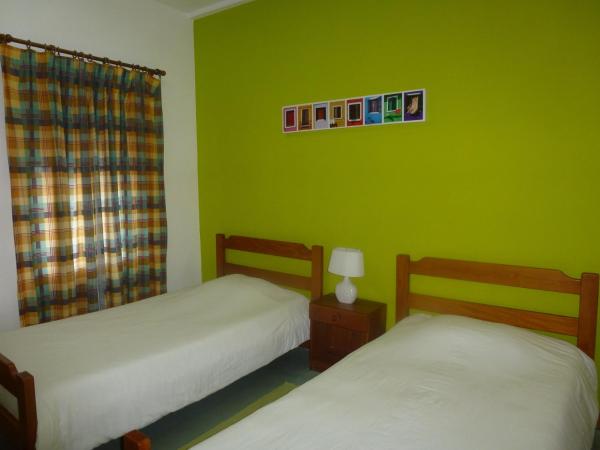 HI Faro - Pousada de Juventude : photo 6 de la chambre chambre lits jumeaux avec salle de bains commune