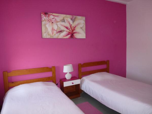 HI Faro - Pousada de Juventude : photo 5 de la chambre chambre lits jumeaux avec salle de bains commune