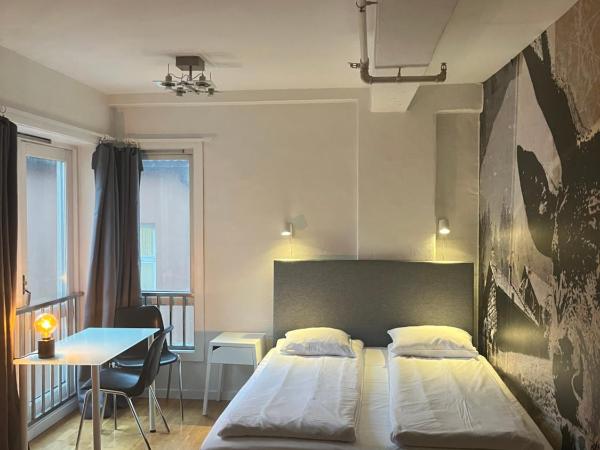 City Hostel Bergen : photo 9 de la chambre chambre triple avec salle de bains