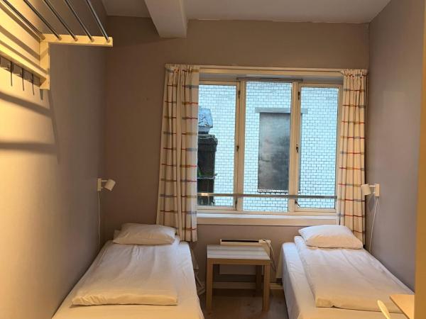 City Hostel Bergen : photo 10 de la chambre chambre lits jumeaux avec salle de bains commune
