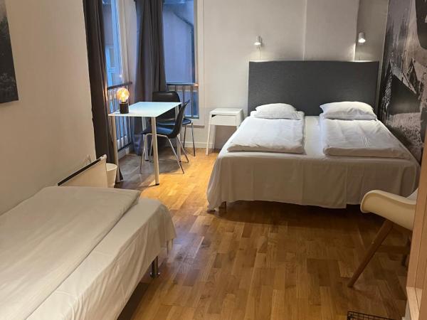 City Hostel Bergen : photo 6 de la chambre chambre triple avec salle de bains