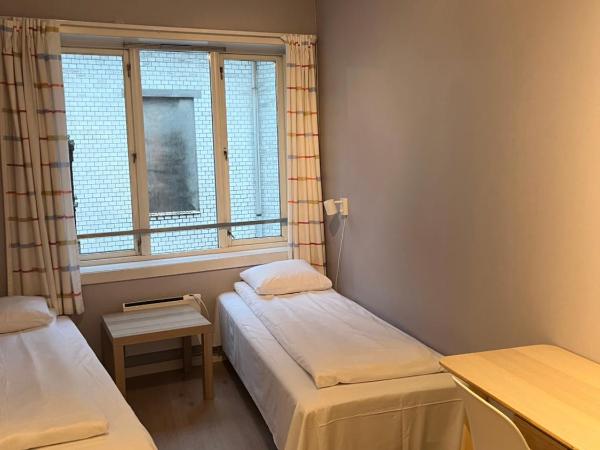 City Hostel Bergen : photo 4 de la chambre chambre lits jumeaux avec salle de bains commune
