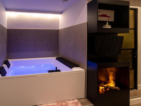 DOMUS VESUVIO : photo 4 de la chambre chambre lit king-size avec baignoire spa