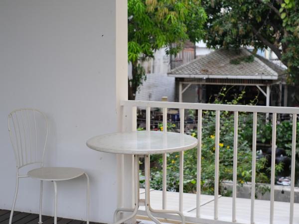 Feung Nakorn Balcony Rooms and Cafe : photo 10 de la chambre chambre familiale supérieure avec salle de bains commune