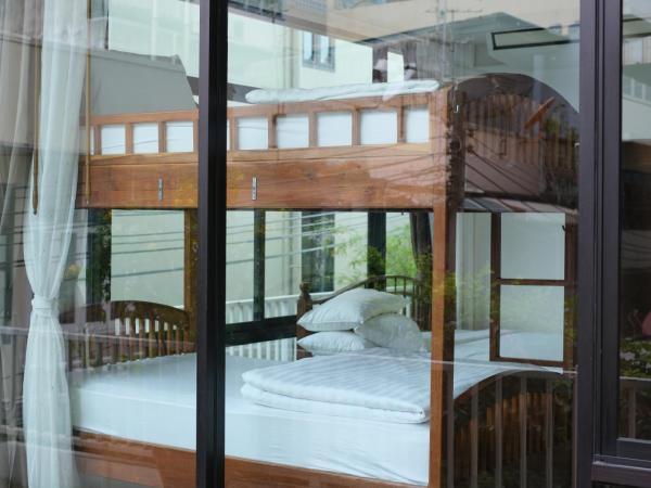 Feung Nakorn Balcony Rooms and Cafe : photo 2 de la chambre chambre familiale supérieure avec salle de bains commune