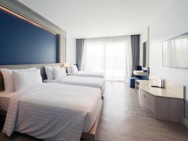 Seabed Grand Hotel Phuket - SHA Extra Plus : photo 5 de la chambre chambre triple - vue sur la piscine