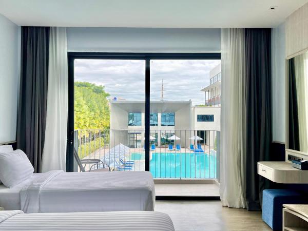 Seabed Grand Hotel Phuket - SHA Extra Plus : photo 2 de la chambre chambre triple - vue sur la piscine