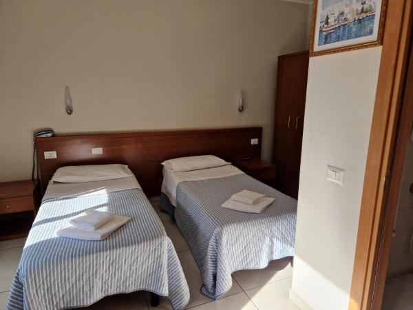 Hotel Bonola : photo 1 de la chambre chambre lits jumeaux