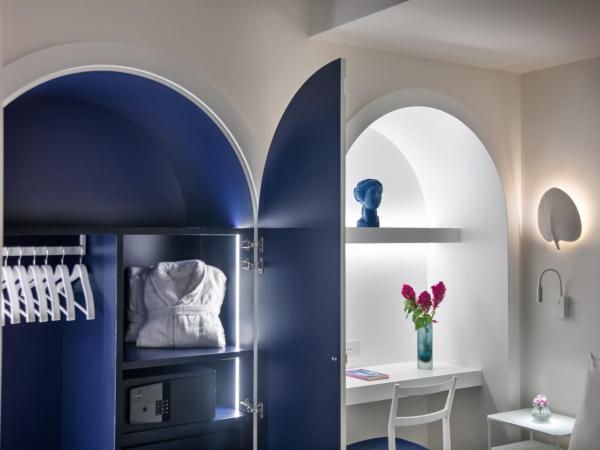 Pazziella Garden & Suites : photo 6 de la chambre suite junior avec baignoire spa et terrasse