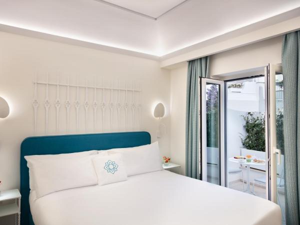 Pazziella Garden & Suites : photo 2 de la chambre suite avec baignoire spa et patio