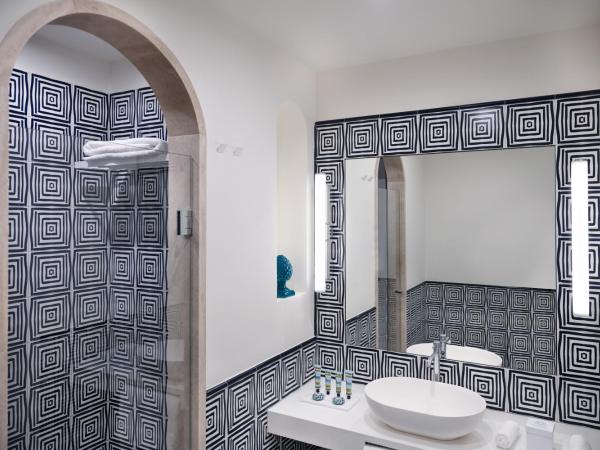 Pazziella Garden & Suites : photo 5 de la chambre suite avec baignoire spa et patio