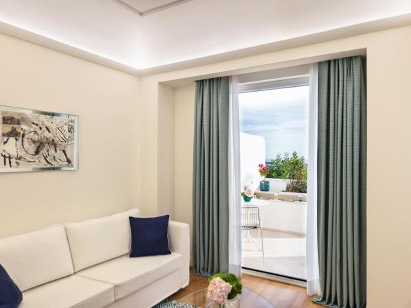 Pazziella Garden & Suites : photo 2 de la chambre suite avec baignoire spa et terrasse