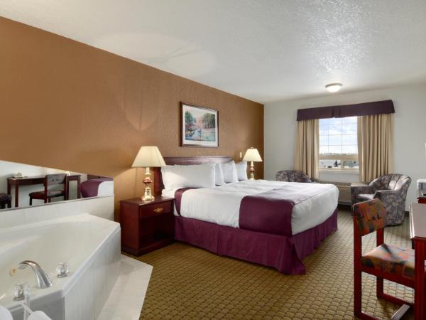 Ramada by Wyndham Red Deer Hotel & Suites : photo 1 de la chambre suite studio lit king-size - non-fumeurs