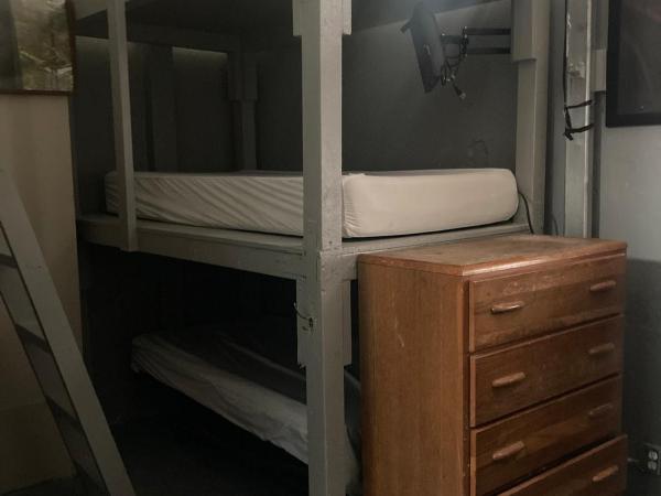 Artist Housing - Downtown : photo 1 de la chambre lit simple en dortoir