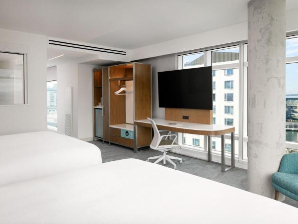 LUMA Hotel San Francisco - #1 Hottest New Hotel in the US 2023 : photo 1 de la chambre hébergement d'angle premier avec 2 lits king-size