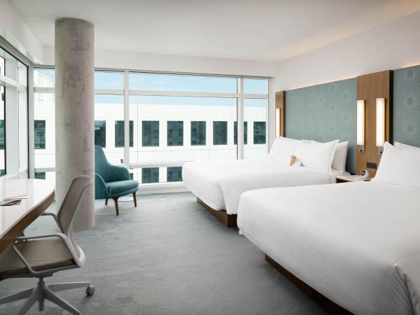 LUMA Hotel San Francisco - #1 Hottest New Hotel in the US 2023 : photo 5 de la chambre hébergement d'angle premier avec 2 lits king-size