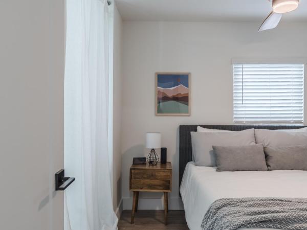 Luxury Tiny Home 2 Miles from Downtown Orlando : photo 2 de la chambre chambre lit queen-size 