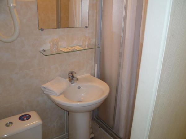 Htel Beausjour : photo 5 de la chambre chambre double avec salle de bains privative