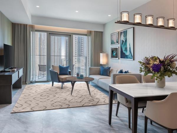Address Grand Creek Harbour : photo 1 de la chambre suite exécutive avec vue sur ville et accès au salon club - goûter, boissons et canapés en soirée, rafraîchissements toute la journée, lit king size 