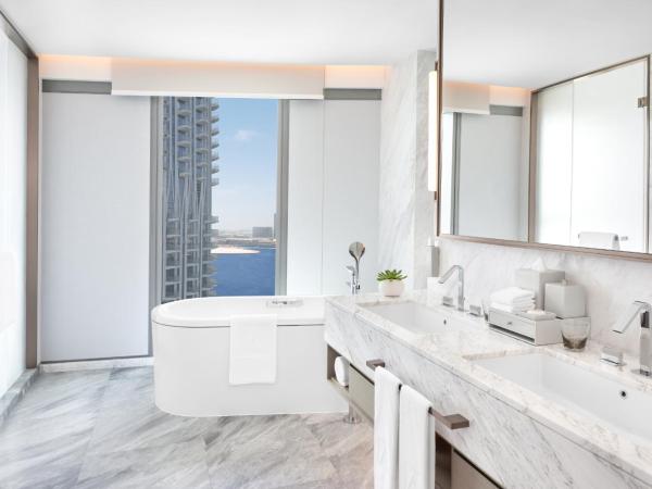 Address Grand Creek Harbour : photo 5 de la chambre suite exécutive avec vue sur ville et accès au salon club - goûter, boissons et canapés en soirée, rafraîchissements toute la journée, lit king size 