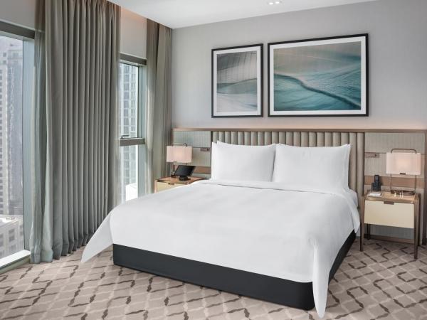 Address Grand Creek Harbour : photo 2 de la chambre suite exécutive avec vue sur ville et accès au salon club - goûter, boissons et canapés en soirée, rafraîchissements toute la journée, lit king size 