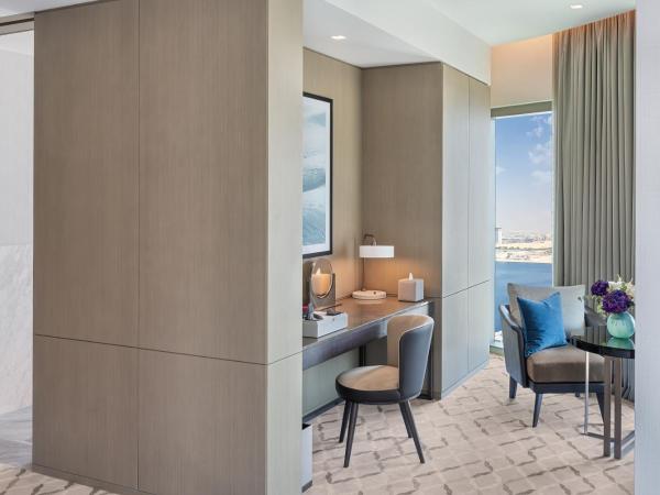 Address Grand Creek Harbour : photo 3 de la chambre suite exécutive avec vue sur ville et accès au salon club - goûter, boissons et canapés en soirée, rafraîchissements toute la journée, lit king size 