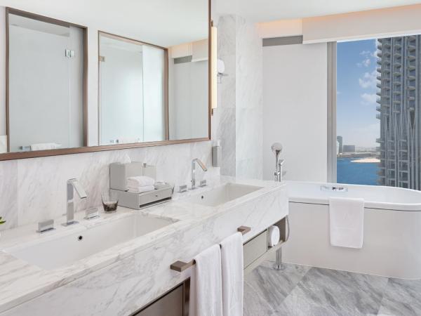 Address Grand Creek Harbour : photo 5 de la chambre suite skyline avec vue sur crique et accès au salon club - boissons et canapés en soirée, rafraîchissements toute la journée, lit king size 