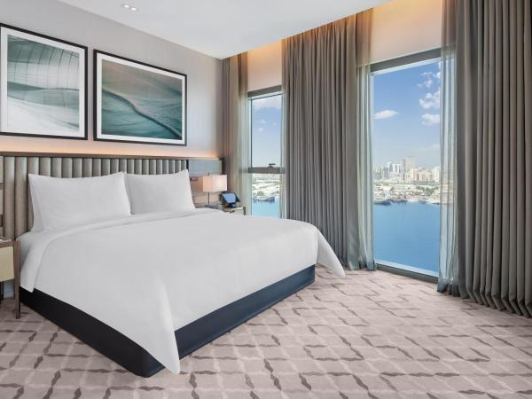 Address Grand Creek Harbour : photo 2 de la chambre suite skyline avec vue sur crique et accès au salon club - boissons et canapés en soirée, rafraîchissements toute la journée, lit king size 