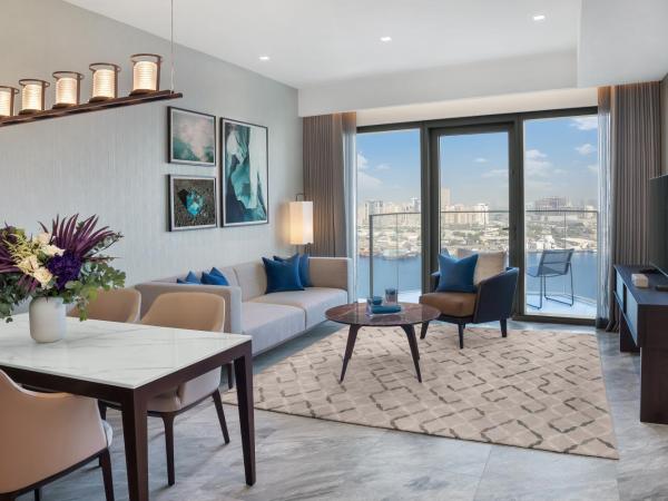Address Grand Creek Harbour : photo 1 de la chambre suite skyline avec vue sur crique et accès au salon club - boissons et canapés en soirée, rafraîchissements toute la journée, lit king size 