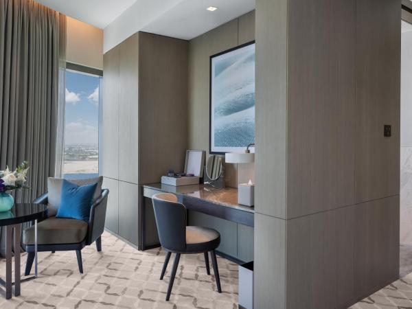 Address Grand Creek Harbour : photo 3 de la chambre suite skyline avec vue sur crique et accès au salon club - boissons et canapés en soirée, rafraîchissements toute la journée, lit king size 