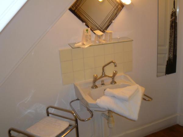 Htel Beausjour : photo 3 de la chambre chambre double avec salle de bains et toilettes communes