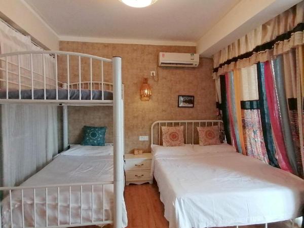 Hangzhou Citynest Music B&B 杭州栖息地音乐桌游民宿 : photo 1 de la chambre chambre lits jumeaux avec balcon