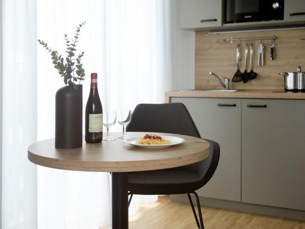 Brera Serviced Apartments Stuttgart : photo 4 de la chambre appartement incroyable avec cuisine