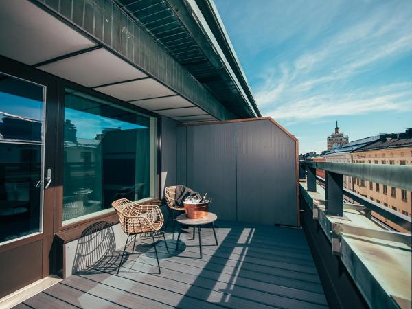 Clarion Hotel Mestari : photo 8 de la chambre hébergement deluxe avec 1 lit king-size et balcon