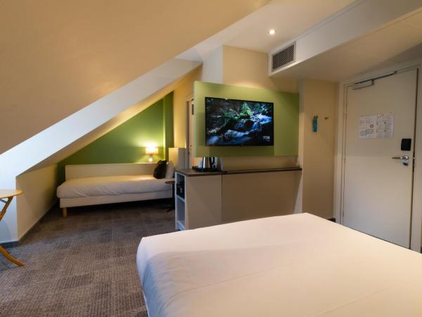 Greet Hotel Colmar : photo 2 de la chambre chambre pop avec 1 lit double et 1 lit simple