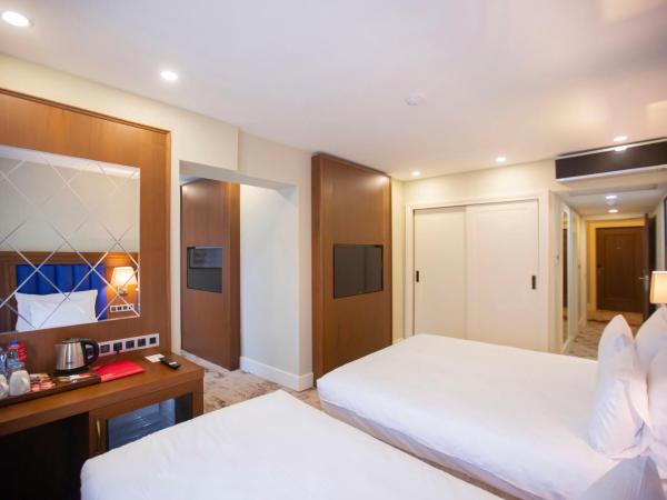 Ramada Plaza Sultanahmet : photo 4 de la chambre suite lit king-size familiale avec balcon - vue sur piscine