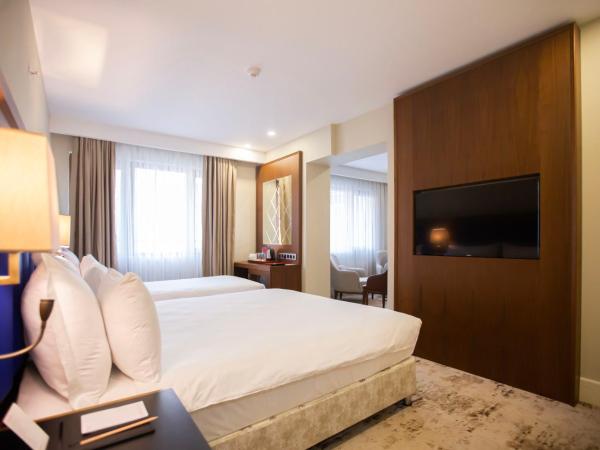 Ramada Plaza Sultanahmet : photo 3 de la chambre suite lit king-size familiale avec balcon - vue sur piscine