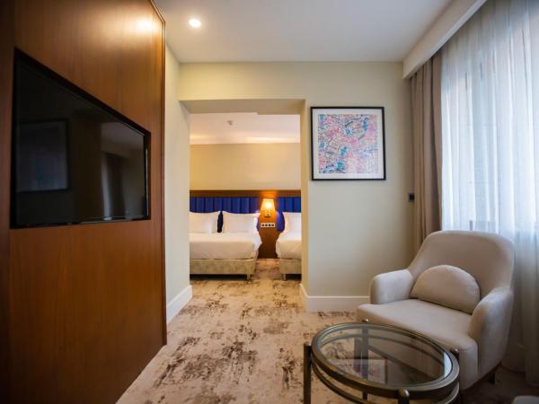 Ramada Plaza Sultanahmet : photo 6 de la chambre suite lit king-size familiale avec balcon - vue sur piscine