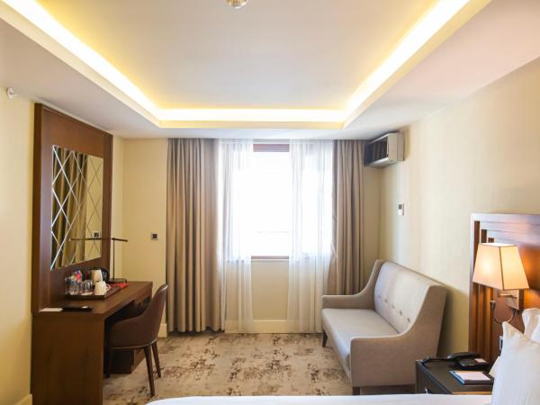 Ramada Plaza Sultanahmet : photo 5 de la chambre suite d'angle avec lit king-size et balcon