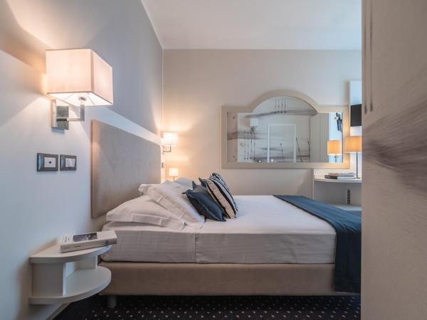 Hotel Anthony : photo 2 de la chambre chambre double ou lits jumeaux classique avec balcon - vue latérale sur mer