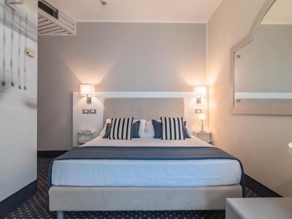 Hotel Anthony : photo 4 de la chambre chambre double ou lits jumeaux classique avec balcon - vue latérale sur mer
