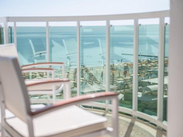 Hotel Anthony : photo 6 de la chambre chambre triple confort avec balcon - vue latérale sur mer